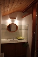 Gite isère Au Vieux Four à Pain La chambre Claran La salle de bain avec sa douche.