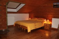  Gite isère Au Vieux Four à Pain La grande chambre Belledonne. Un lit double, trois lits simples dont un lit gigogne.