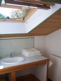 La salle de bain avec sa douche, chambre Belledonne.