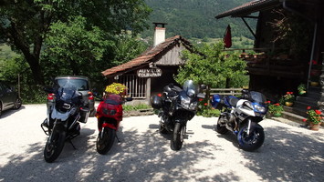 Au Vieux Four à Pain, chambres d'hôtes pour motards, au carrefour des grands cols alpins. visités en 4 jours.. 4 belles, venues de Hollande, sur une (très grande) remorque.